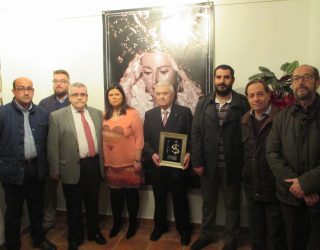Vicente Lucas recibe el premio anual de la Hermandad de Ntra. Sra. de la Soledad