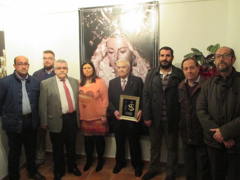 Vicente Lucas recibe el premio anual de la Hermandad de Ntra. Sra. de la Soledad