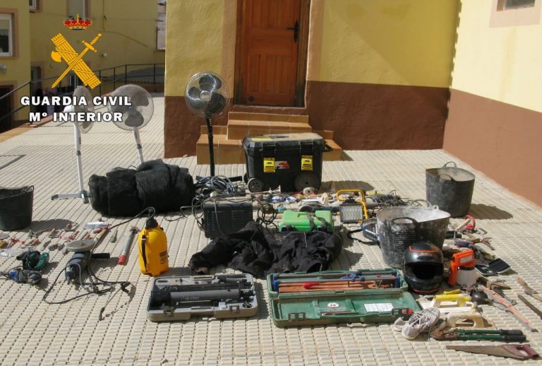 La Guardia Civil recupera tres aves de concurso y numerosa herramienta