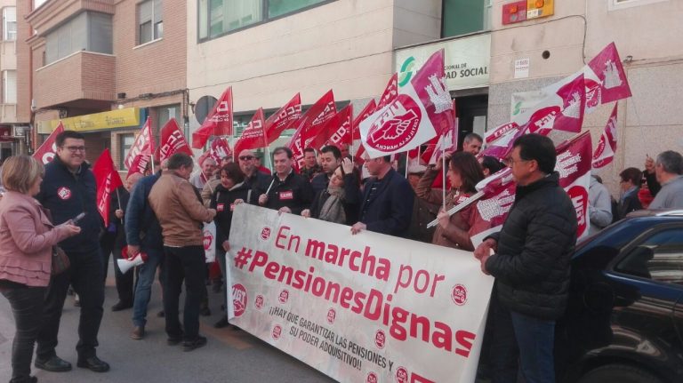 Un centenar de pensionistas se concentraron frente a la Seguridad Social