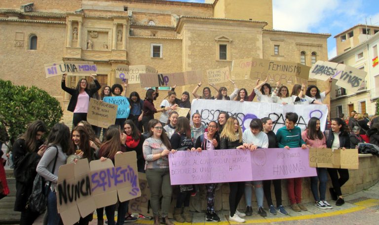 Centenares de personas se concentraron con motivo del Día Internacional de la Mujer