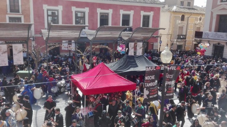 Multitudinaria presencia de los tamborileros de Hellín en Mula