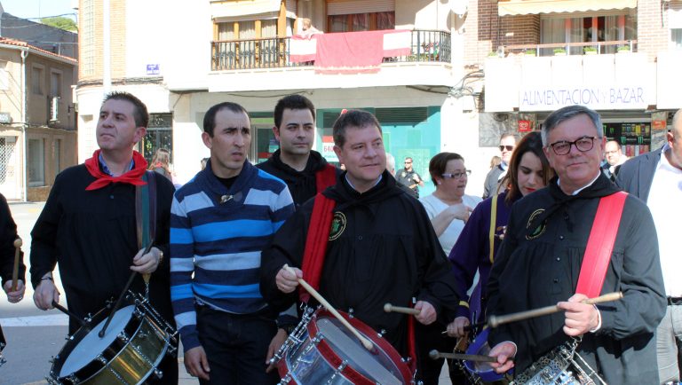 Emiliano García Page participa en la Tamborada de Hellín