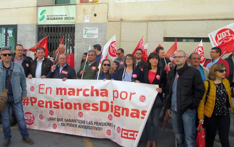 Un centenar de personas acudieron al llamamiento de UGT y CC.OO