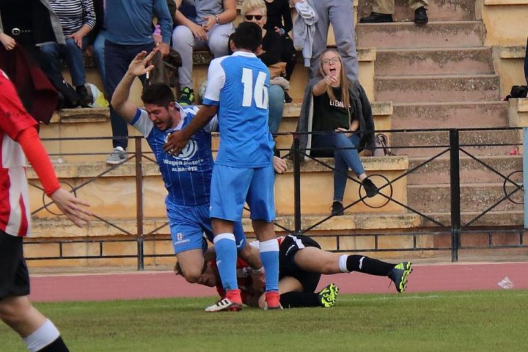 El Hellín gana al Atletico Tarazona y se asegura el liderato
