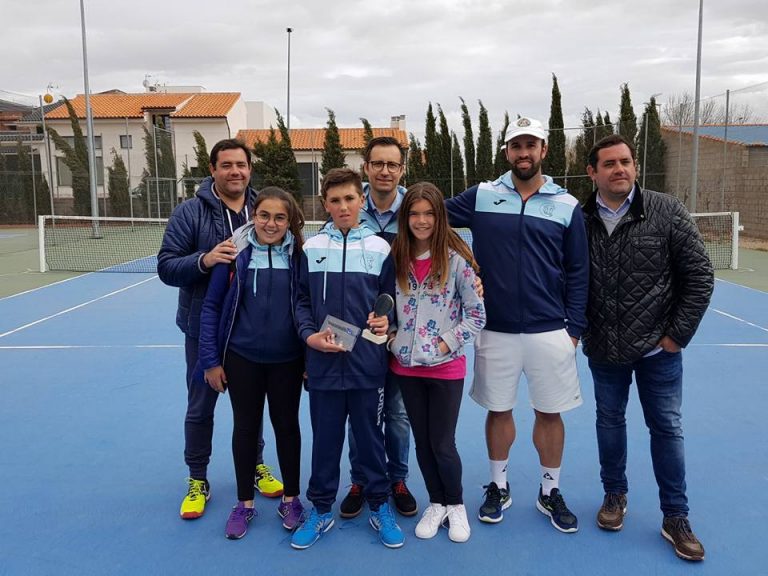 Manuel Requena subcampeón regional de tenis en alevines