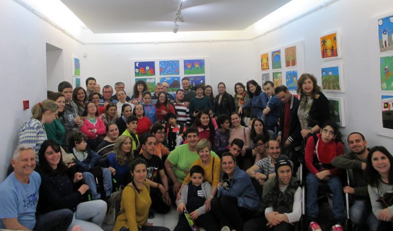Alrededor de 100 obras exponen los usuarios del Colegio Cruz de Mayo, la Asociación Desarrollo y AFADAFO