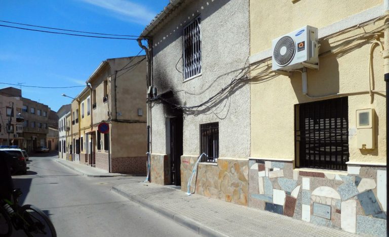 Dos personas trasladadas al Hospital Comarcal tras un incendio en la calle Nueva
