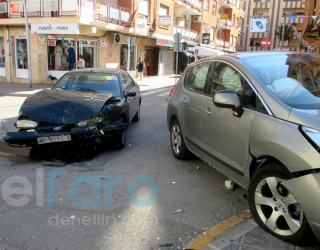 Choque de dos automóviles en la calle San Juan de Dios