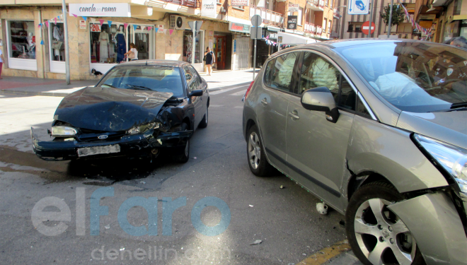 Choque de dos automóviles en la calle San Juan de Dios