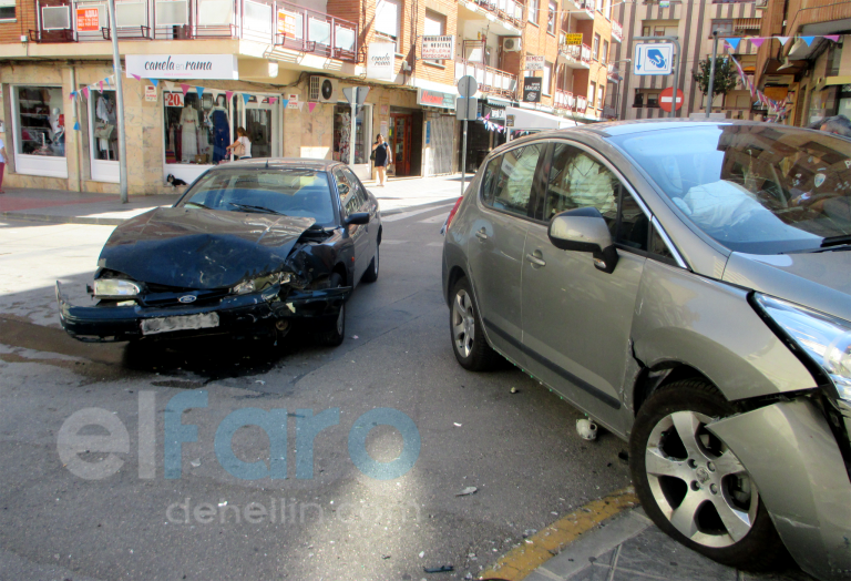 Choque de dos automóviles en la calle San Juan de Dios