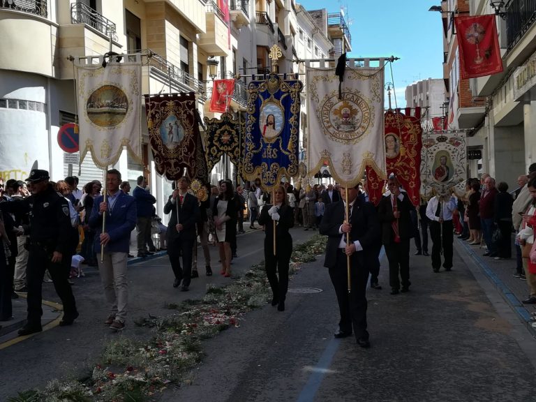 La lluvia quitó brillantez al la procesión del Corpus