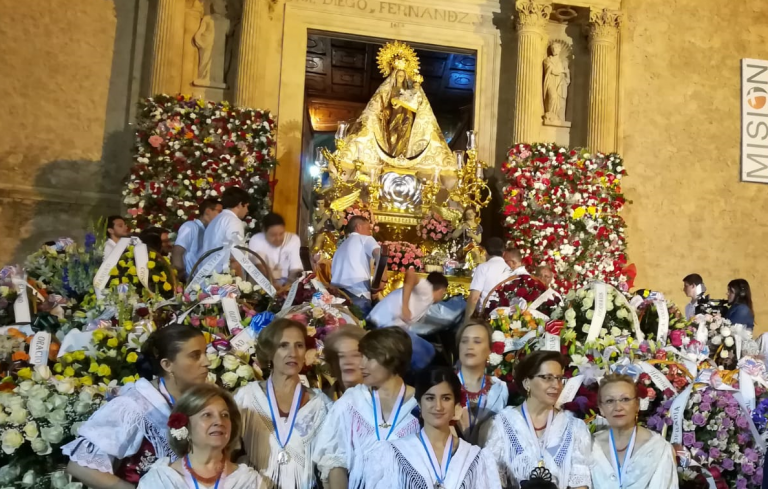 Con la ofrenda de flores y la procesión de retorno, finalizaban los actos en honor a la Virgen del Rosario