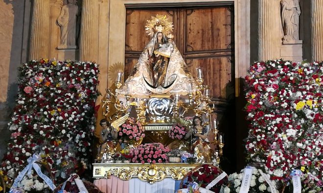 Ofrenda de flores en honor a la Virgen del Rosario 