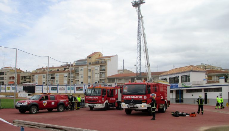 Simulacro de Rescate de operarios electricistas en las torres del alumbrado del Campo de Deportes Santa Ana