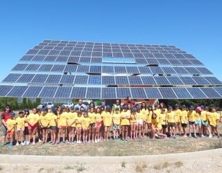 Los niños del Campamento Exploradores del Tiempo visitan un huerto solar