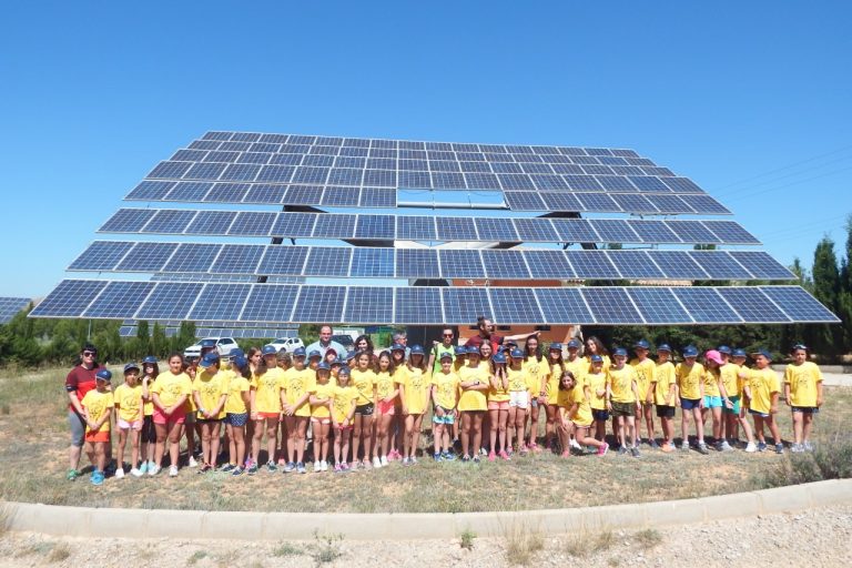 Los niños del Campamento Exploradores del Tiempo visitan un huerto solar