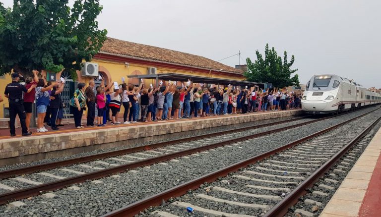 Unas 300 personas se concentran en la estación ferroviaria de Hellín