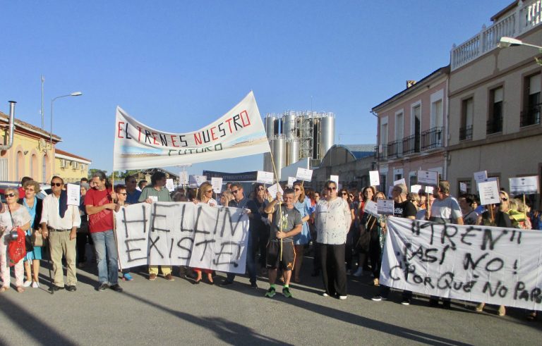 Segunda concentración para protestar por la falta de paradas del nuevo tren híbrido Madrid-Cartagena