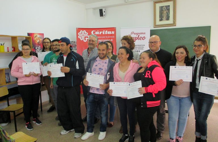 Entrega de diplomas a los 12 alumnos que han realizado el curso de Viveros