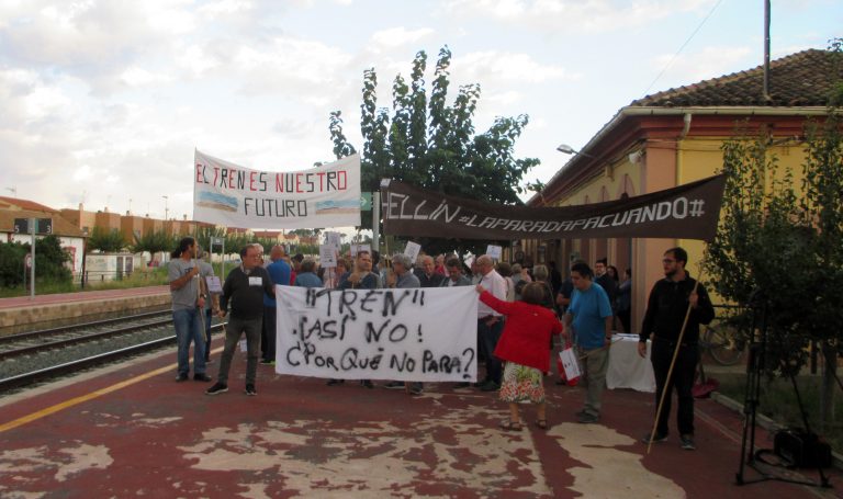 Un centenar de personas se concentraron en el andén de la estación ferroviaria de Hellín