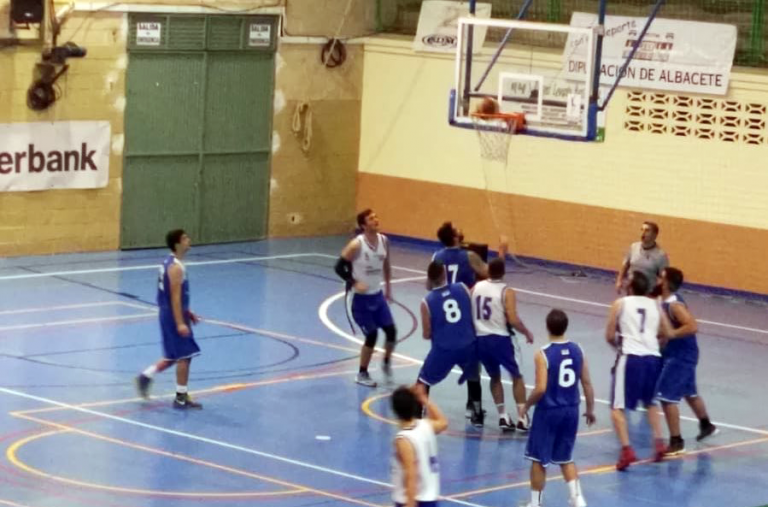 El AD Baloncesto Hellín sufre ante Valdepeñas, pero saca una importante victoria para seguir líder