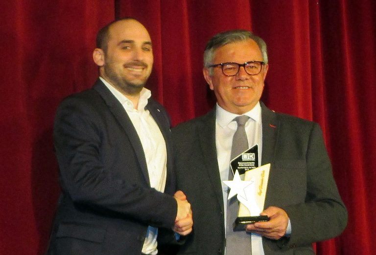 Ángel Fernández recibe la Distinción al Mérito de las Artes Escénicas y Artísticas