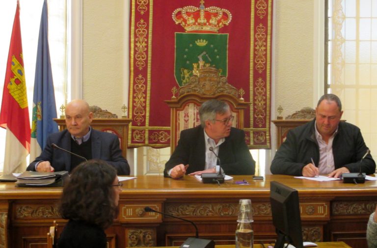 Ramón García responde, con todo tipo de detalles, a las preguntas de la plataforma ferroviaria sobre las paradas del tren