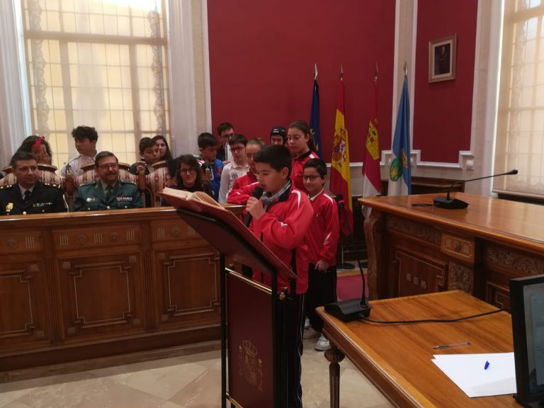 Políticos, profesores y escolares, asociaciones, entidades y colectivos, dieron lectura a los artículos de la Constitución Española