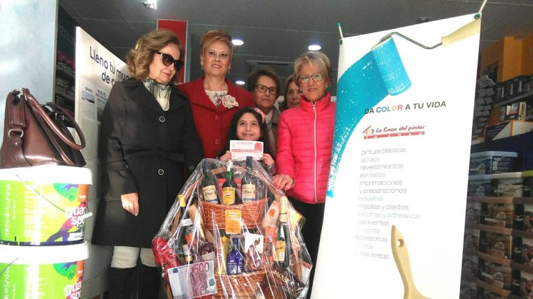 La Asociación de enfermos de Fibromialgia  entrega su cesta de Navidad