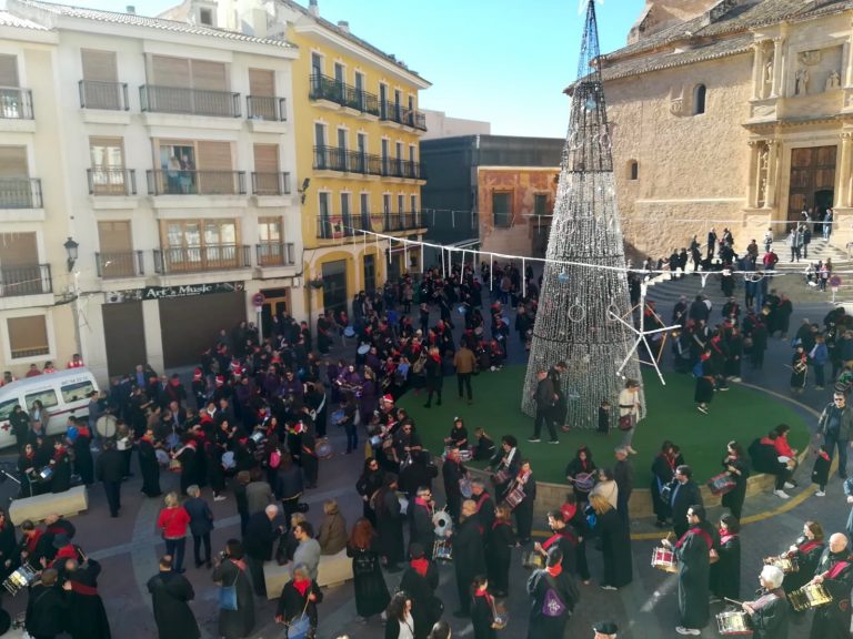 Más de 300 tamborileros salieron a la calle para celebrar la declaración de Patrimonio Inmaterial de la Humanidad