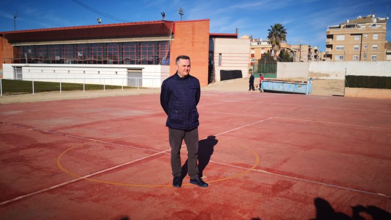 El concejal Amador Casado denuncia el abandono de unas pistas en la zona deportiva de Santa Ana