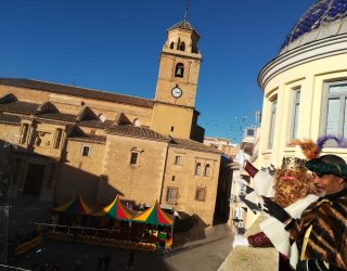 Plena actividad de los Reyes Magos que, tras visitar las instituciones, repartieron regalos en la Plaza de la Iglesia