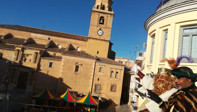 Plena actividad de los Reyes Magos que, tras visitar las instituciones, repartieron regalos en la Plaza de la Iglesia