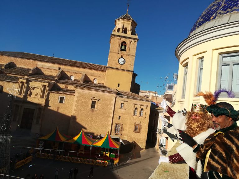 Plena actividad de los Reyes Magos que, tras visitar las instituciones, repartieron regalos en la Plaza de la Iglesia