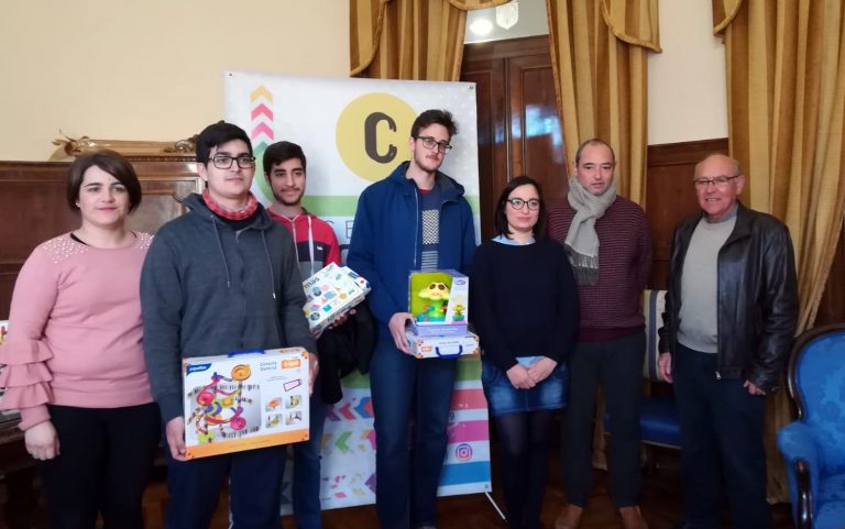 ASOCAL hace entrega de material educativo y de ocio a la Asociación Desarrollo