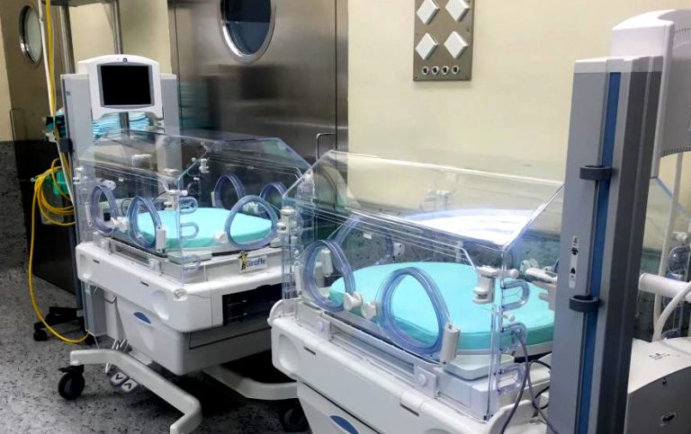 Llegan al Hospital de Hellín dos nuevas incubadoras inteligentes