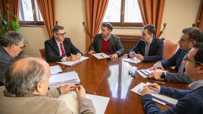 González Ramos y la CHS se comprometen a resolver los expedientes presentados por los regantes de Hellín en el menor tiempo posible