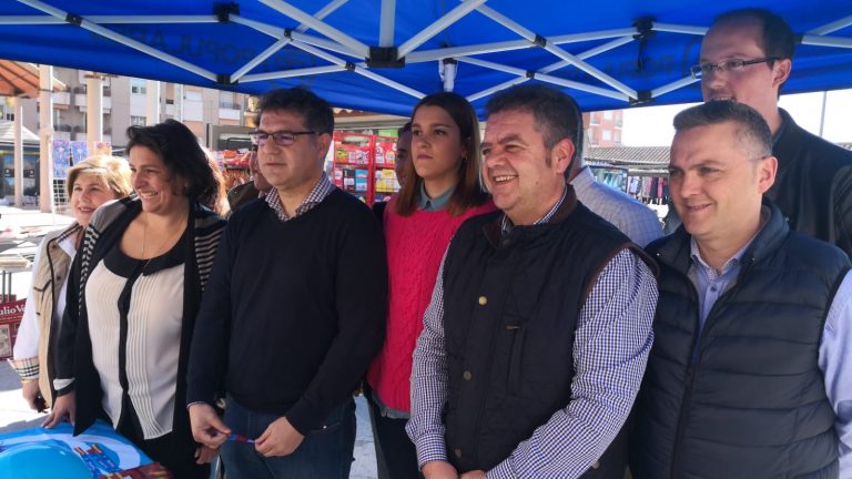 El Partido Popular comenzó su campaña electoral con una mesa informativa en el mercadillo
