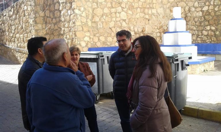 El presidente local del PP, Manuel Serena, visita diferentes barrios de la ciudad