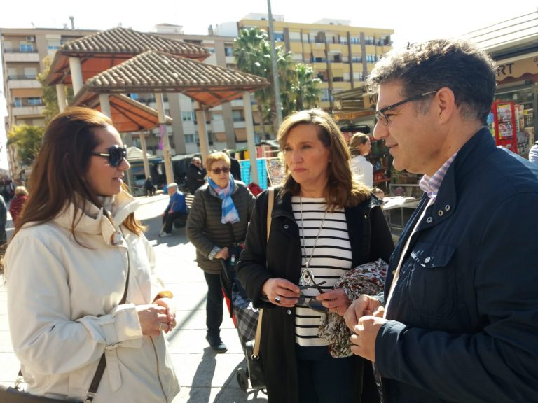 El PP se acerca a los vecinos con una mesa informativa instalada en el mercadillo