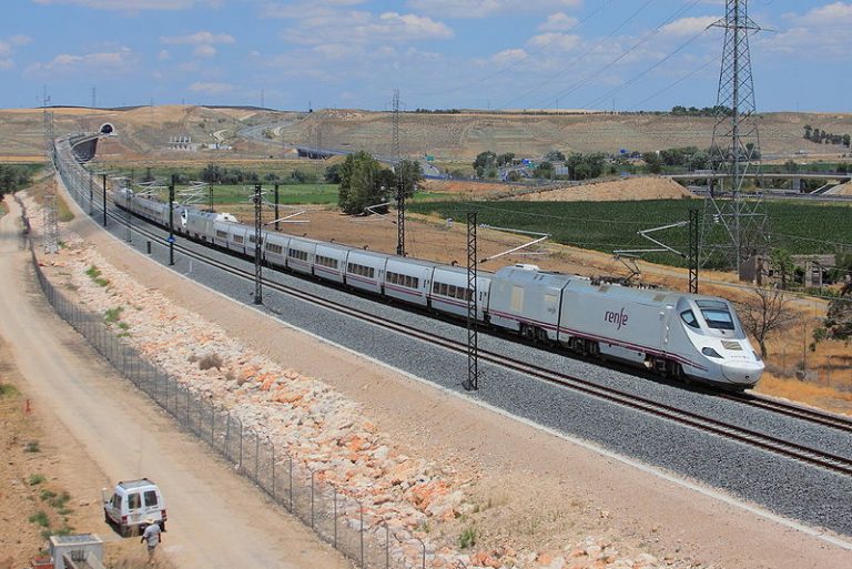 Renfe anuncia la parada del tren híbrido Alvia en Hellín