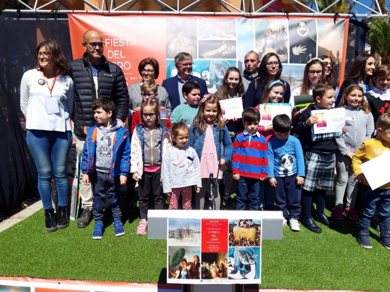 Gran ambiente en la III edición de la Fiesta del Libro instalada en la Rosaleda del Parque