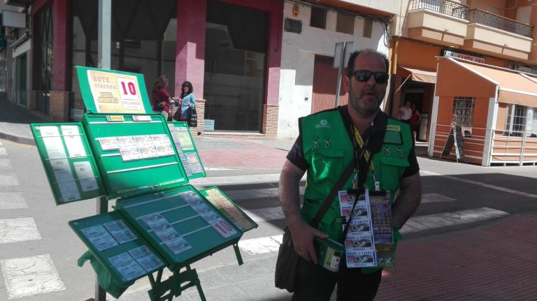 Una persona agraciada con un premio de la ONCE de 2.000 euros al mes durante 15 años