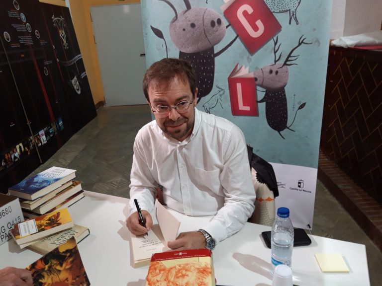 Javier Sierra, a pesar de las nuevas tecnologías, sigue apostando por el libro de papel