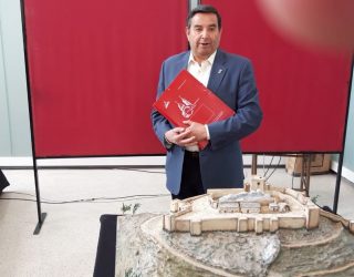 Rafael López Cañamón hizo donación al MUSS de una maqueta del Castillo de Hellín