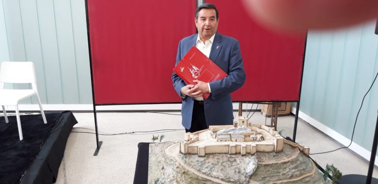 Rafael López Cañamón hizo donación al MUSS de una maqueta del Castillo de Hellín