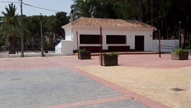 Las piscinas municipales, el carril bici y el kiosco de La Rosaleda