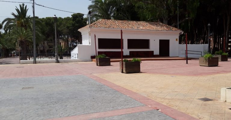Las piscinas municipales, el carril bici y el kiosco de La Rosaleda