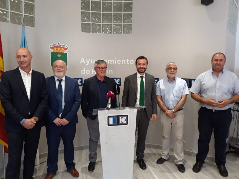 José Luis Escudero inaugura la nueva oficina de la OMIC